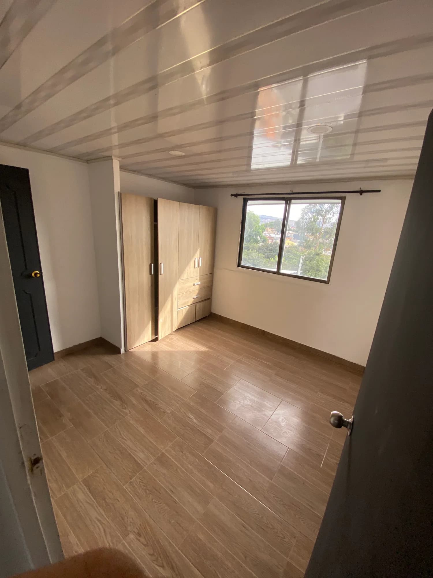 Apartamento Amplio con tres habitaciones, ubicado en el barrio La Ponderosa